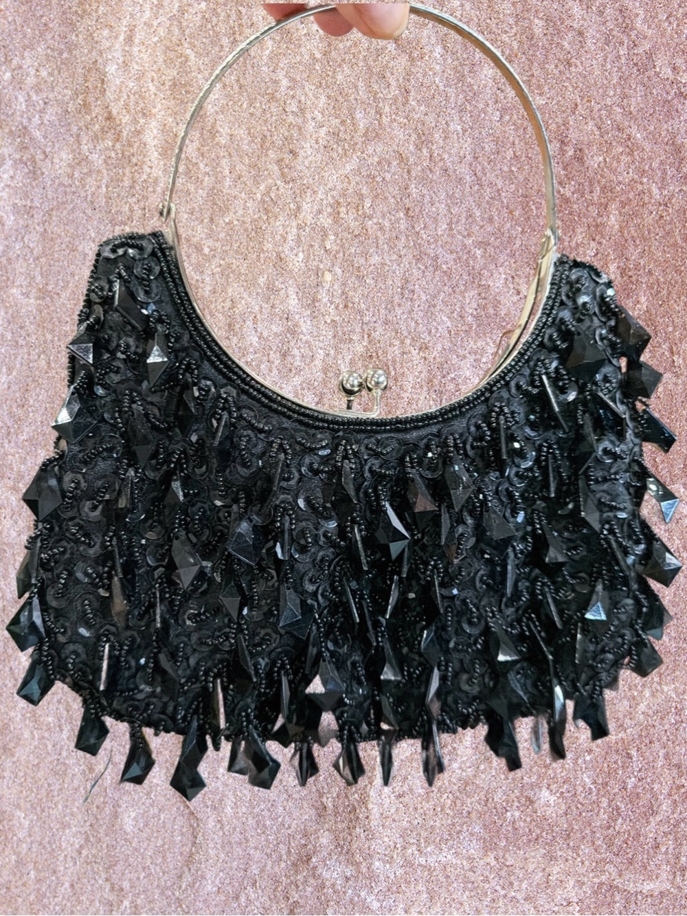 VINTAGE BLACK BEADED SEQUIN BALL SNAP CLORUSE HAND BAG.